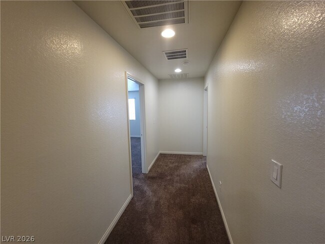 Building Photo - 2409 W Gilmore Ave