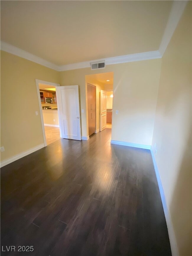 Building Photo - 220 E Flamingo Rd