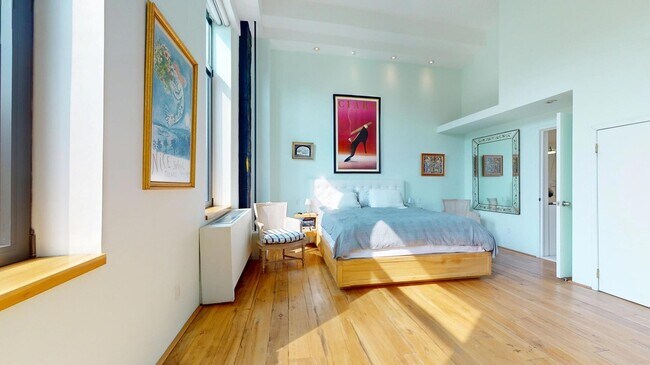 Building Photo - 1255 5th Ave