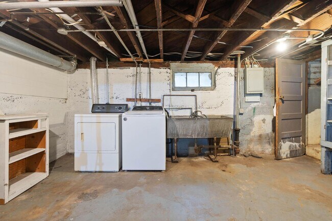 Building Photo - Spacious, light-filled 3-bdrm/2-bath vinta...