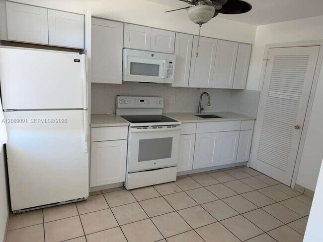 Building Photo - 609 NE 6th Ct