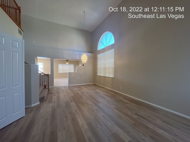 Building Photo - 4 Bedroom with Bedroom Downstairs, Pool, O...