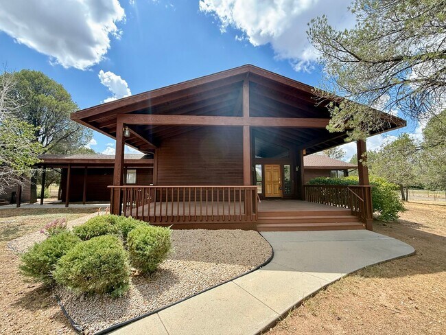 Primary Photo - Custom home on 3 acres in Williamson Valley