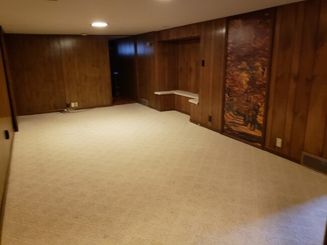 Building Photo - 3 bedroom, 1.5 Bath Home located near Skyv...