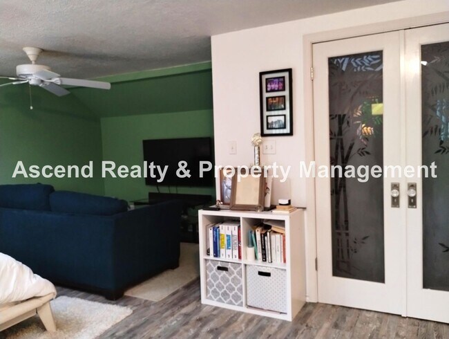 Building Photo - Ideal Hillsboro Location 2 Level Home with...