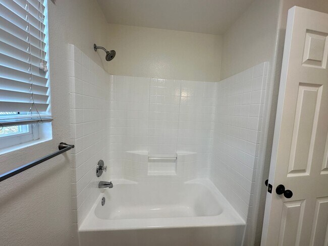 Building Photo - A stunning 4-bedroom haven, fully renovate...