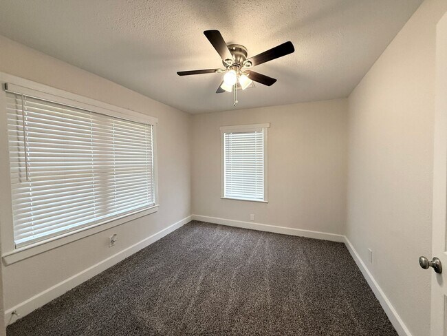 Building Photo - Adorable 3/1/1 Home on Giant Lot in Lake J...