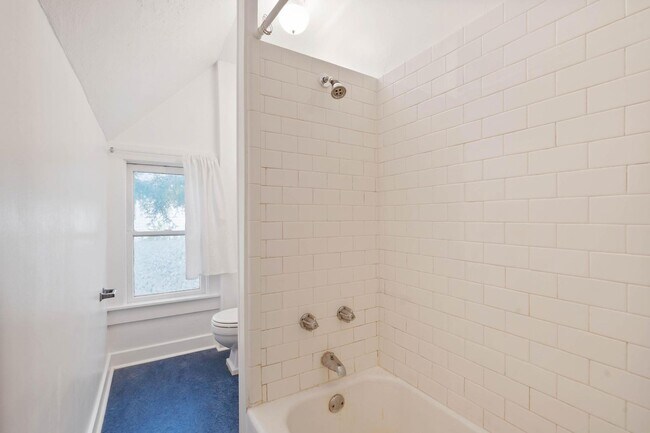 Building Photo - Spacious, light-filled 3-bdrm/2-bath vinta...