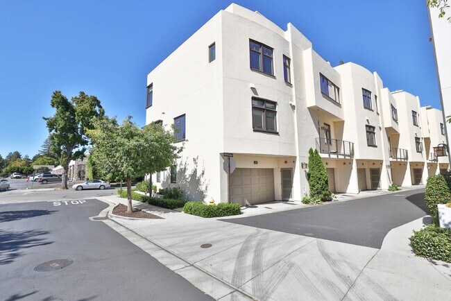 Building Photo - Modern 3-Bedroom Townhome with Rooftop Dec...
