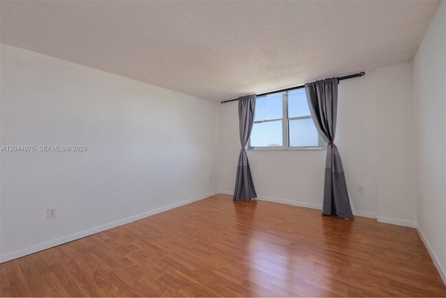 Building Photo - 6900 Bay Dr
