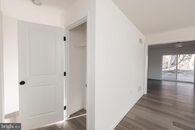 Building Photo - 617 Port Providence Rd