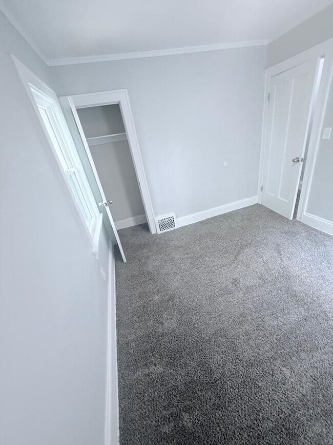 Building Photo - Gorgeous 4 bd, 1.5 bth Cleveland Heights Stunner!