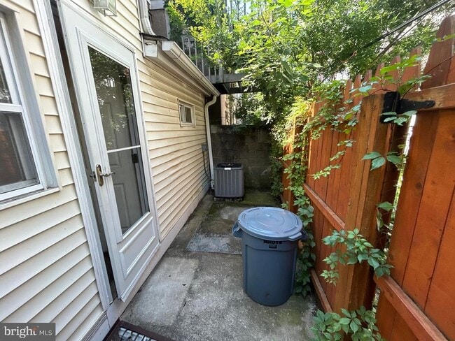Building Photo - 748 S Harshaw St