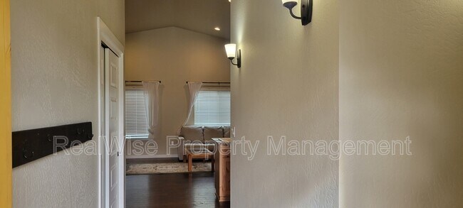 Building Photo - 108 SW Little Meadow Ln