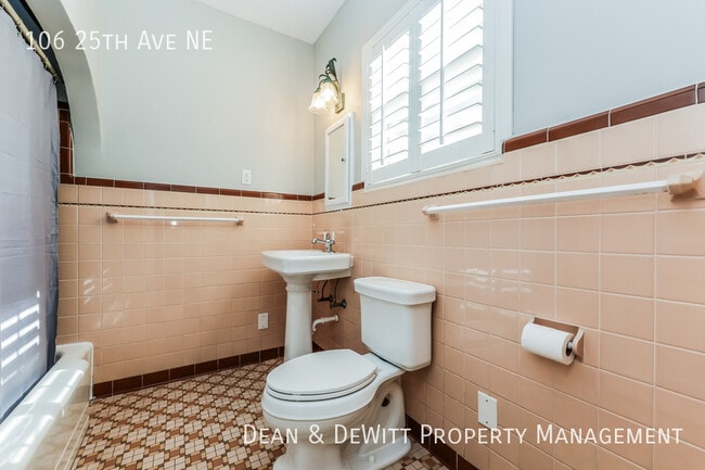 Building Photo - 106 25th Ave NE