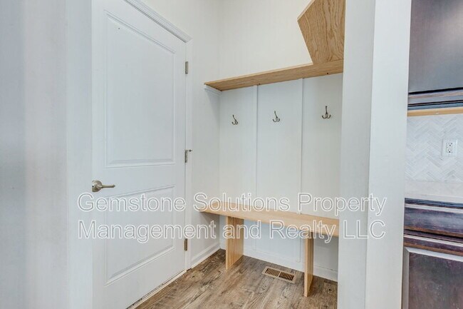 Building Photo - 2704 Orleans Dr