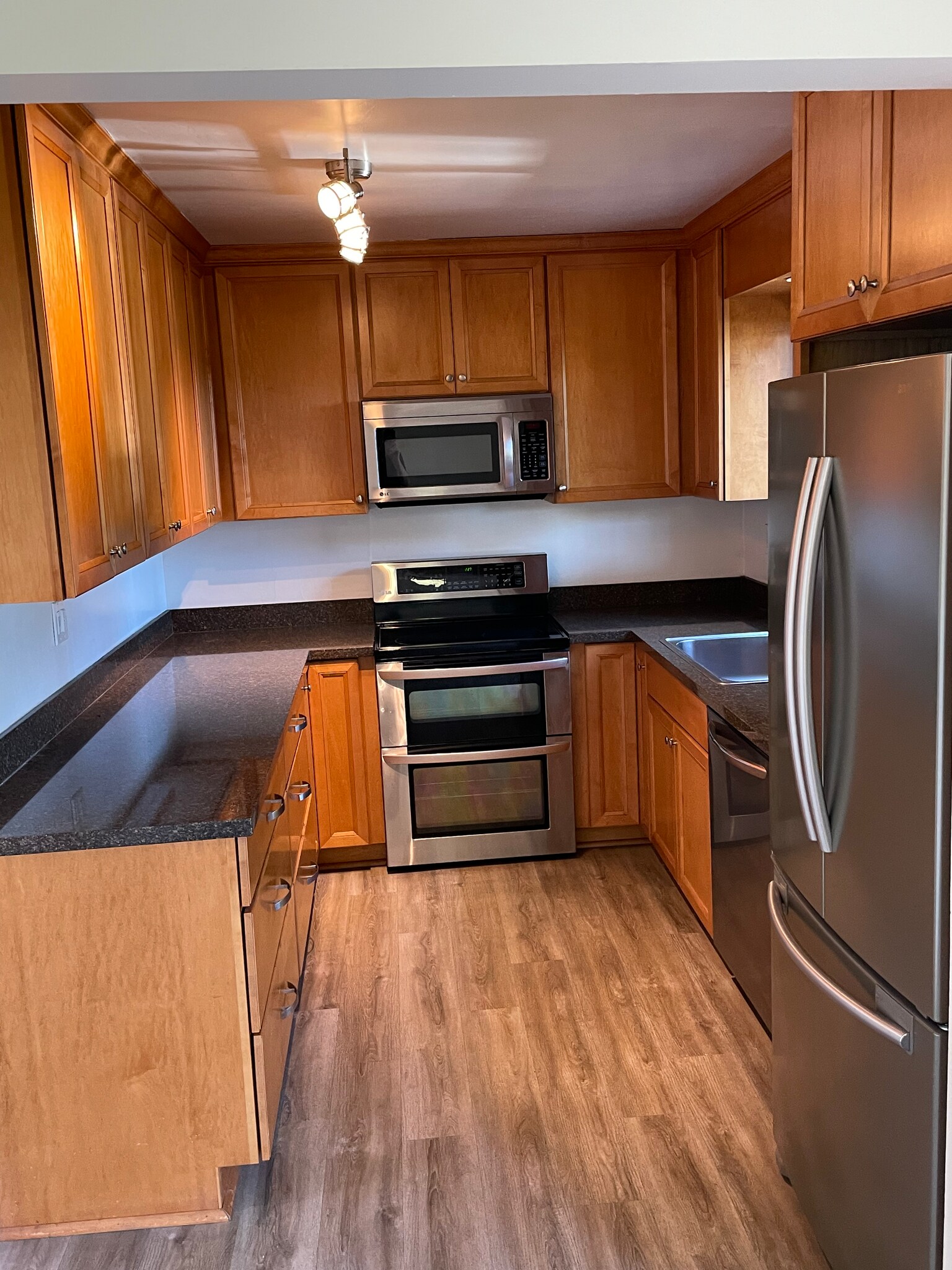 Building Photo - 521 E Arrellaga St