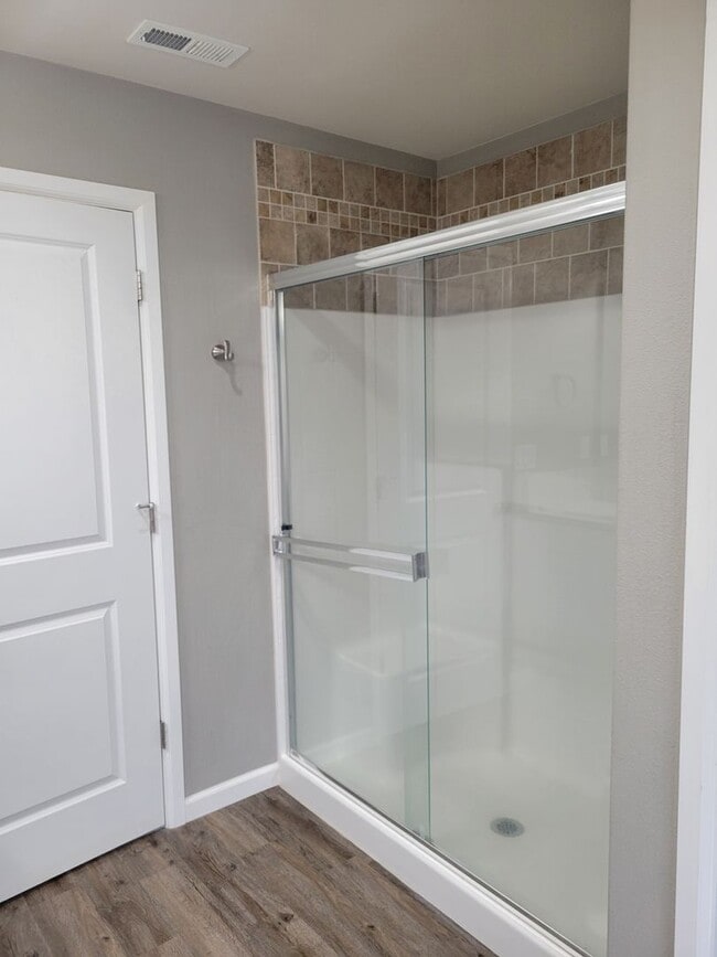 Building Photo - Great 3 bedr. with large loft in perfect l...