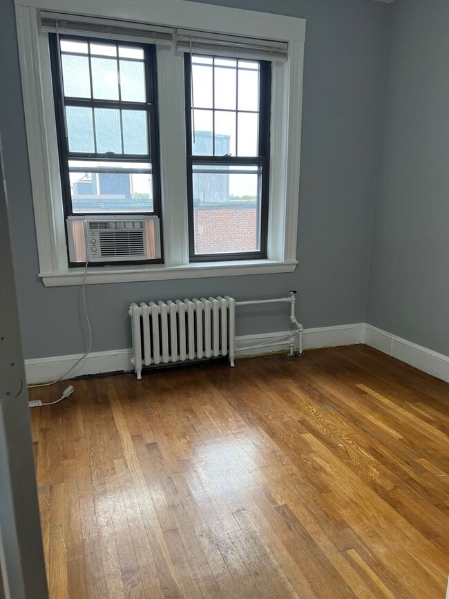 Building Photo - Newly renovated three bedroom on Commonwea...