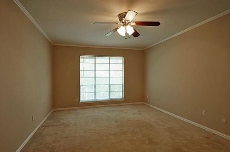 Building Photo - 10594 High Hollows Dr