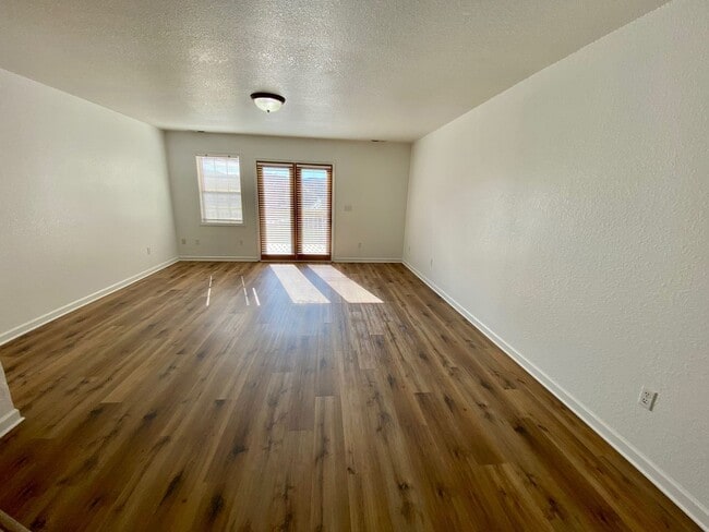 Building Photo - Candler - Two Bedroom updated apartment