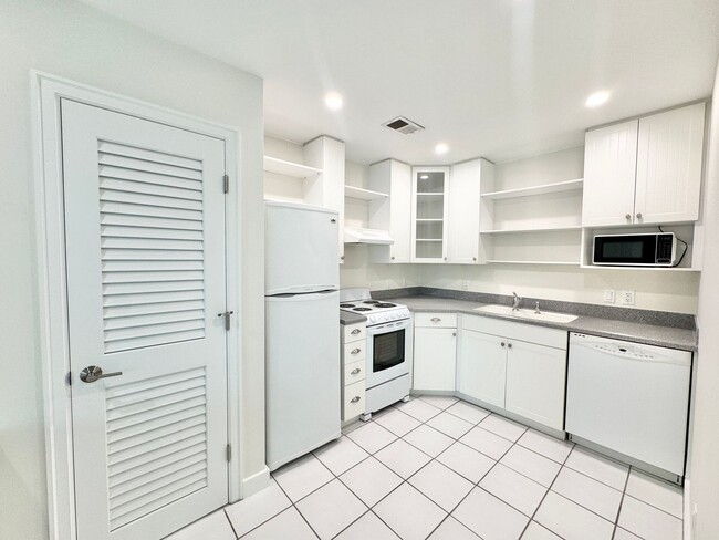 Building Photo - ** OLDE NAPLES ** 1 BED / 1 BATH ** CONDO ...