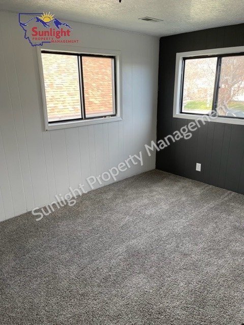 Building Photo - Check out this single family home with 3 bedrooms and 2 baths.