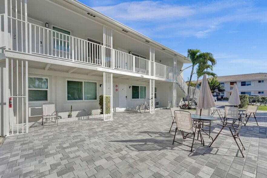 Building Photo - 906 N Riverside Dr