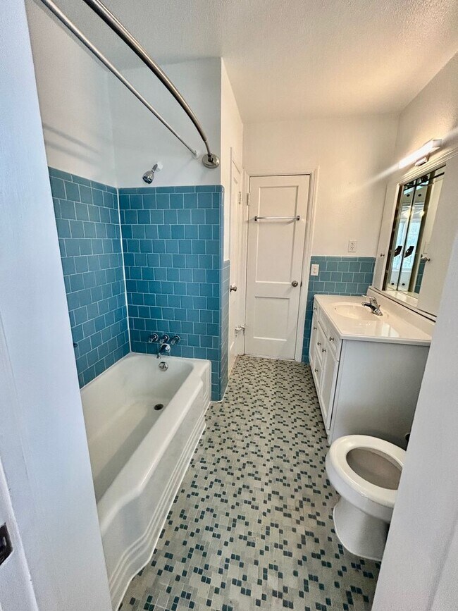 Building Photo - Charming Upstairs Unit - Steps from Habers...