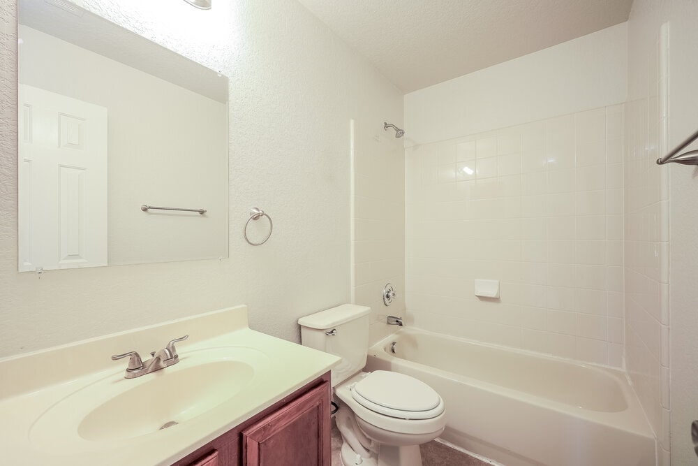 Building Photo - 2402 Sunview Lake