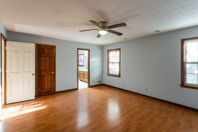 Building Photo - 3301 Sams Way SE