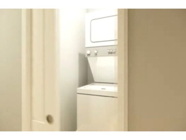 Building Photo - 7898 Pinehurst Dr