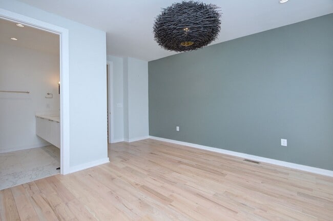 Building Photo - 2737 Shenandoah Ave