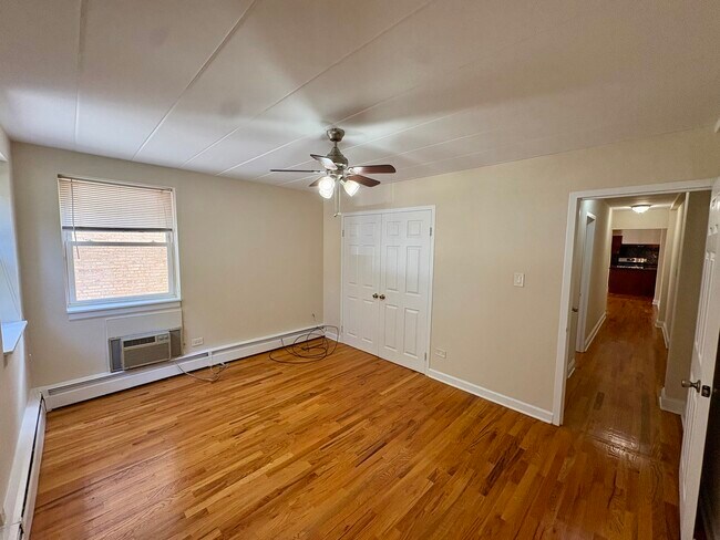 Building Photo - 2115 W Farwell Ave