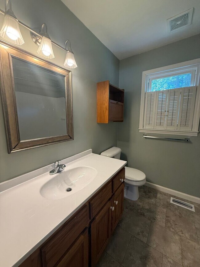 Building Photo - Three bedroom, 1 bath house in Burlington