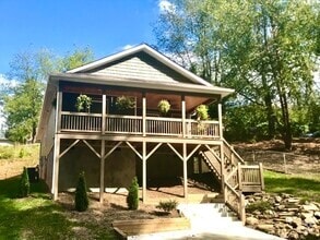Building Photo - Newer Construction Close to Downtown Ashev...