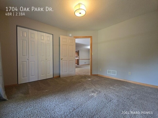 Building Photo - 1704 Oak Park Dr