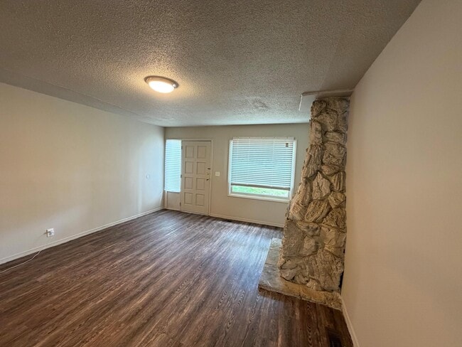 Building Photo - 1612 Crestview-