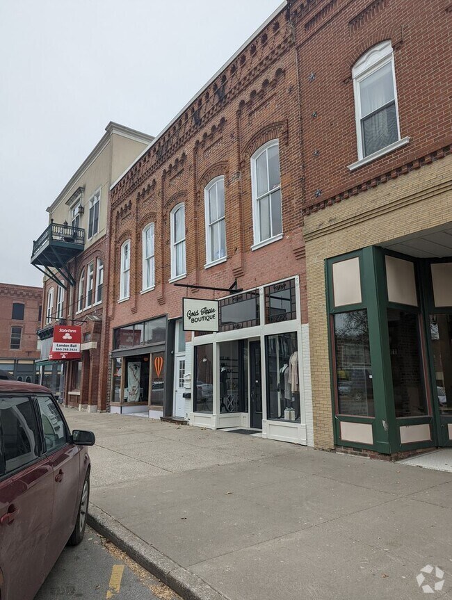 Building Photo - Huge Two+ Bedroom/Two Full Bath Apartment ...