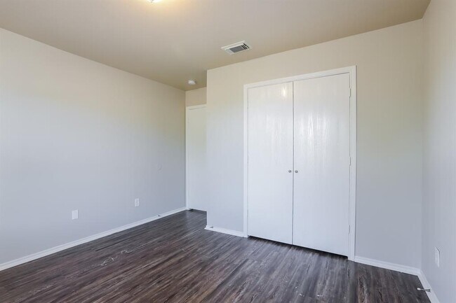 Building Photo - 7934 Tawny Bluff Ct