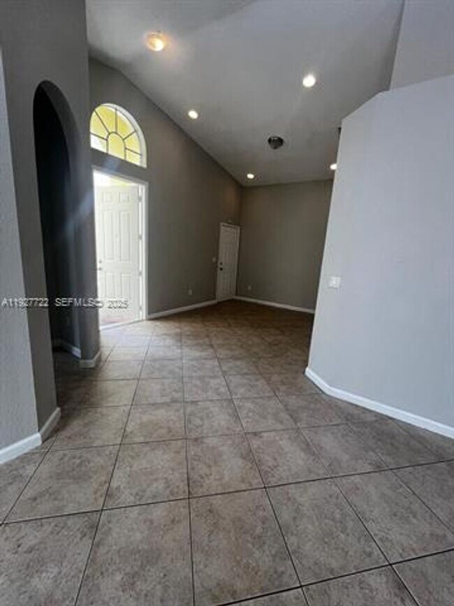 Building Photo - 2219 Portofino Ave