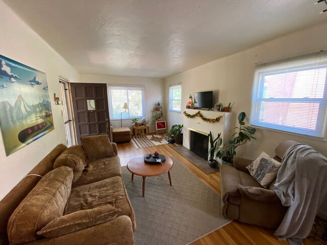 Building Photo - MONTE VISTA  NORTH/UNM 3 Bedroom 1 Bath