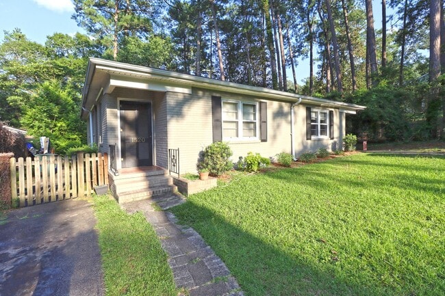 Building Photo - Your Next College Pad – 2BR/1BA, Pets Welcome, Washer/Dryer