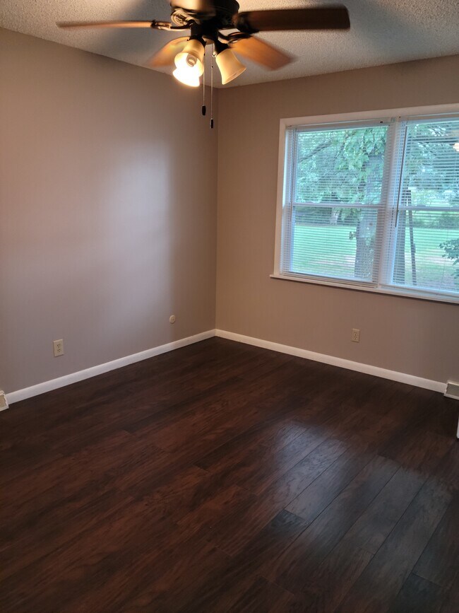 Building Photo - 1440 Sherwood Downs Rd W