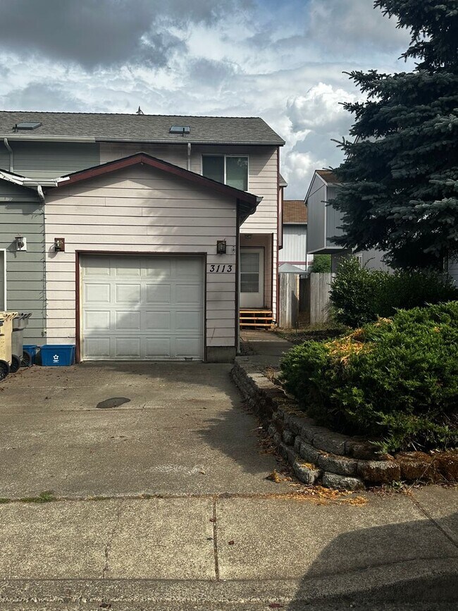 Primary Photo - 3 Bedroom, 1 and half Bathroom Duplex!