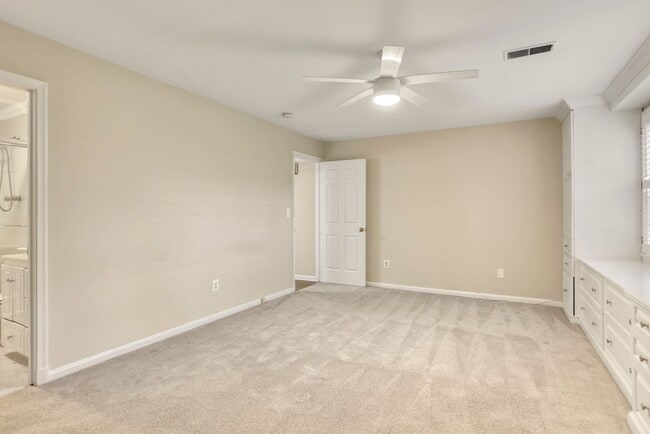 Building Photo - 2 Bed 2 Bath - Bethesda Condo - Large Outd...