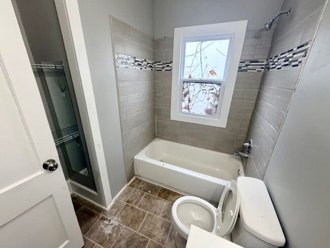 Building Photo - 1422 N Limestone