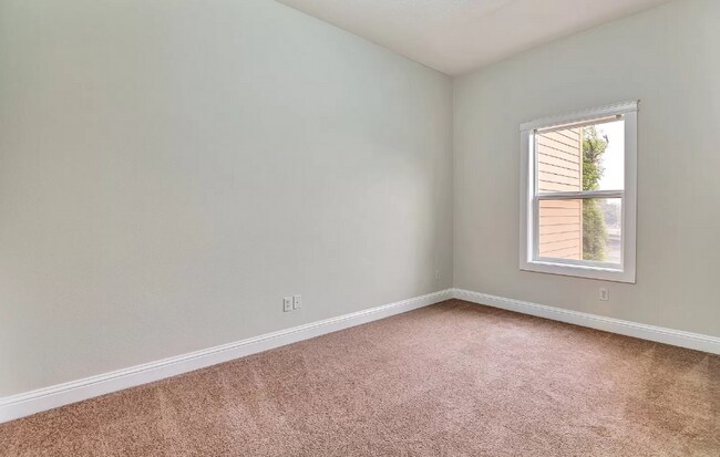 Building Photo - This Gorgeous Townhome has 3 Bedrooms, 3 1...