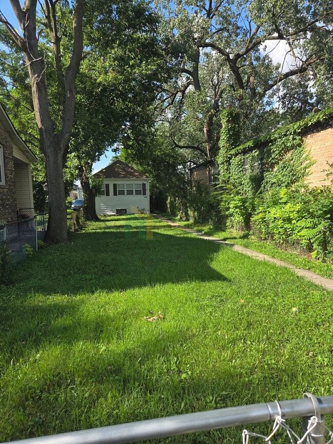 Building Photo - Beautifully Renovated 3 Bedroom / 1 Bathro...