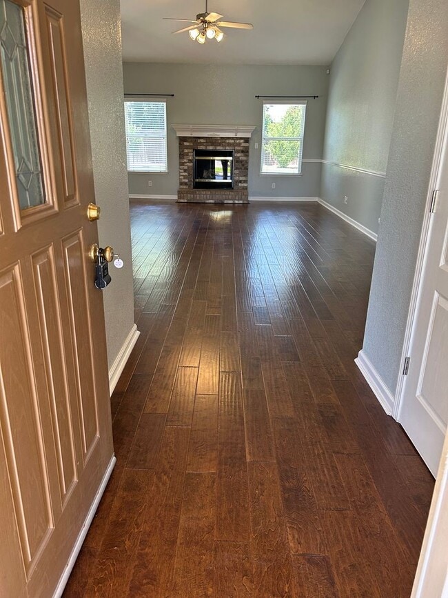 Building Photo - Beautiful 4 Bed 2 Bath Home in North West Visalia off Akers & Riggin!